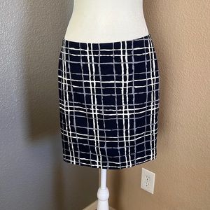 *Banana Republic - Size 6 - navy blue stripped skirt
